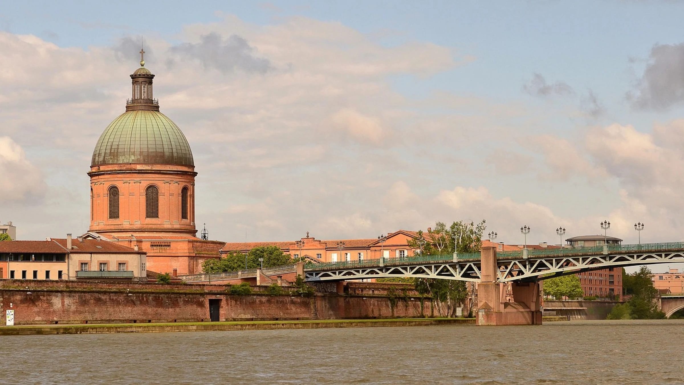 Saint-Pierre bridge crossing the Garonne in Toulouse.