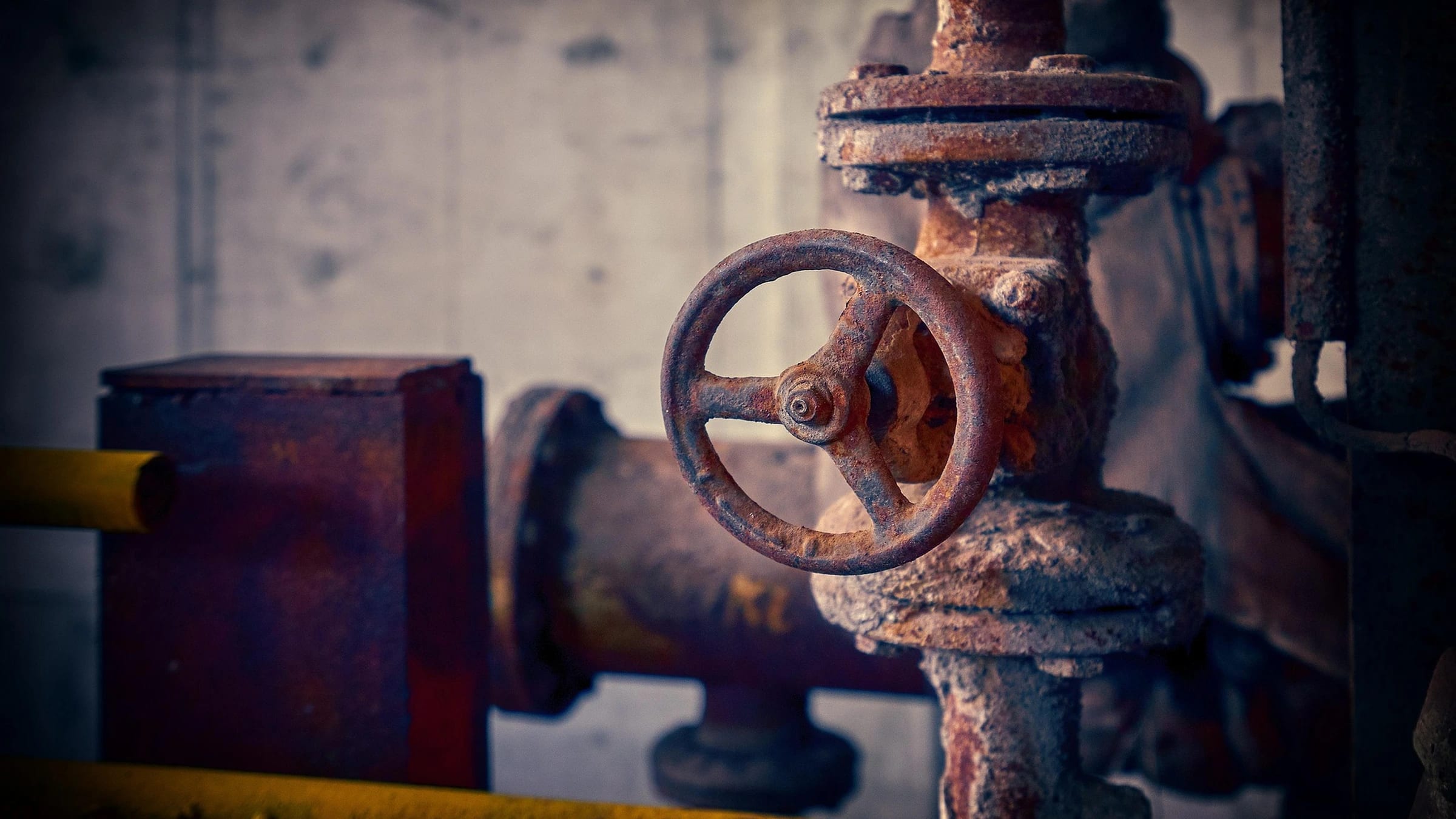 Close view of a handwheel on an old industrial pipe valve