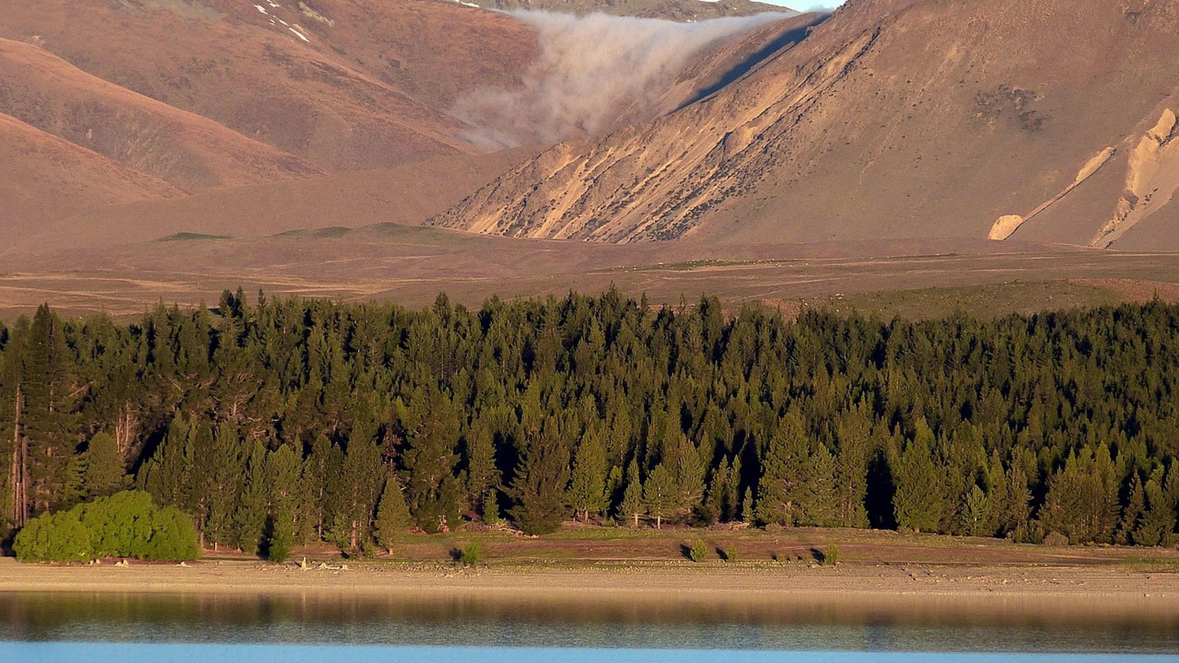 Lake, forest and mountains on New Zealand’s South Island