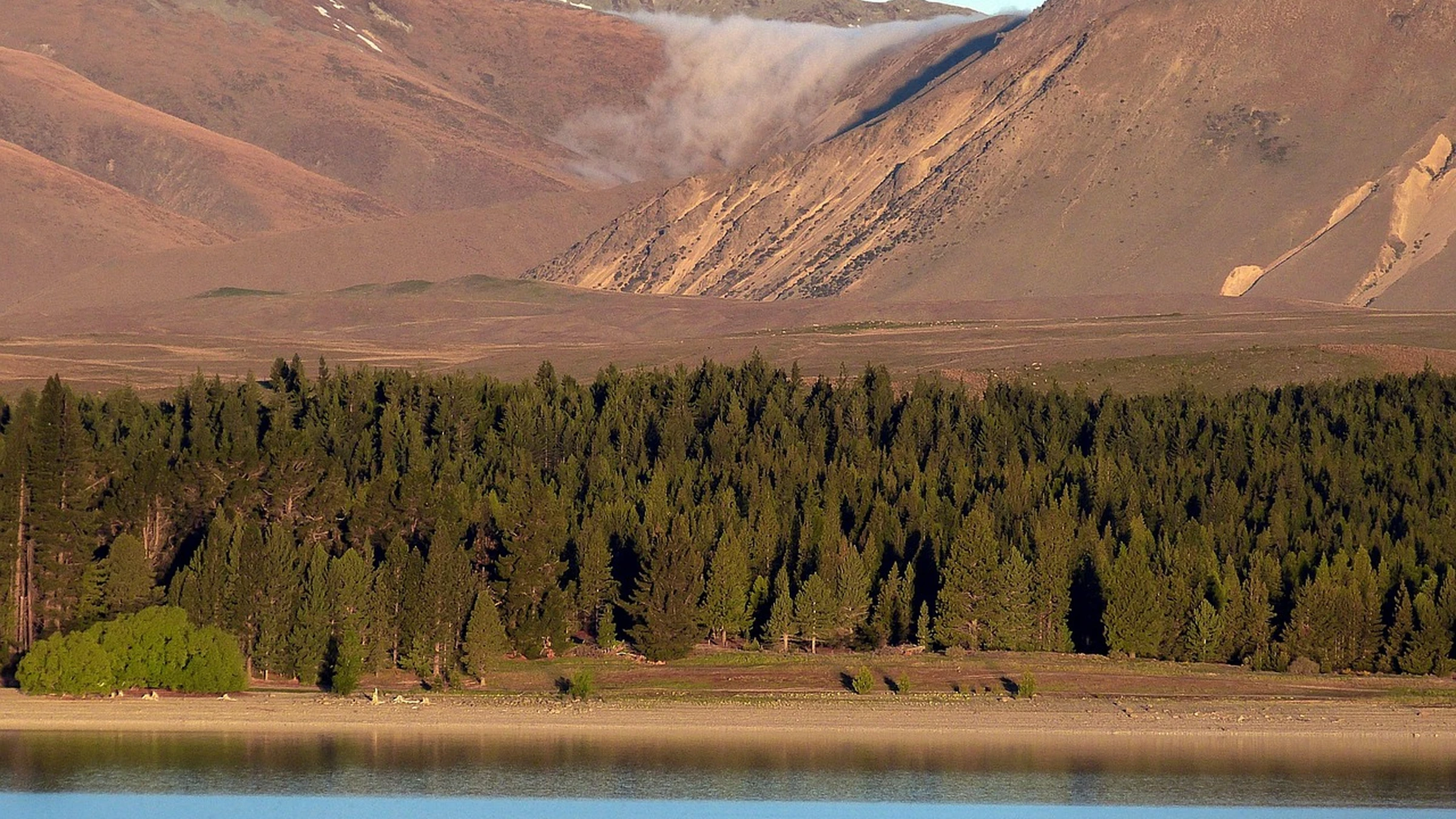 Lake, forest and mountains on New Zealand’s South Island